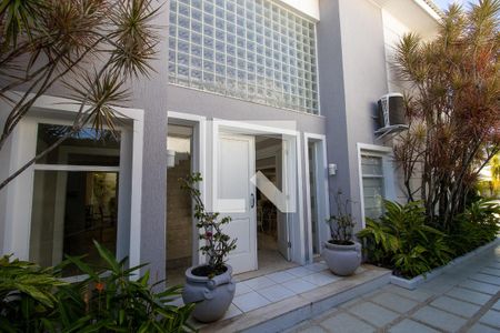 Casa de condomínio à venda com 660m², 4 quartos e 2 vagas Casa de condomínio à venda com 660m², 4 quartos e 2 vagasHall de entrada