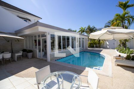 Casa de condomínio à venda com 660m², 4 quartos e 2 vagas Casa de condomínio à venda com 660m², 4 quartos e 2 vagasÁrea comum