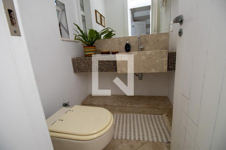 Casa de condomínio à venda com 660m², 4 quartos e 2 vagas Casa de condomínio à venda com 660m², 4 quartos e 2 vagasLavabo