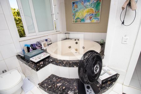 Casa de condomínio à venda com 660m², 4 quartos e 2 vagas Casa de condomínio à venda com 660m², 4 quartos e 2 vagasBanheiro quarto 1