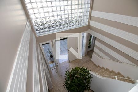 Casa de condomínio à venda com 660m², 4 quartos e 2 vagas Casa de condomínio à venda com 660m², 4 quartos e 2 vagasEscada