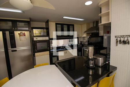 Casa de condomínio à venda com 660m², 4 quartos e 2 vagas Casa de condomínio à venda com 660m², 4 quartos e 2 vagasCozinha