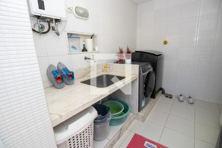 Casa de condomínio à venda com 660m², 4 quartos e 2 vagas Casa de condomínio à venda com 660m², 4 quartos e 2 vagasÁrea de Serviço