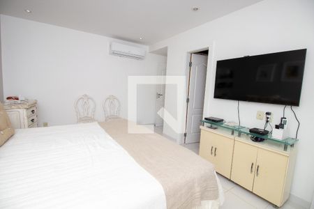 Casa de condomínio à venda com 660m², 4 quartos e 2 vagas Casa de condomínio à venda com 660m², 4 quartos e 2 vagasQuarto 1