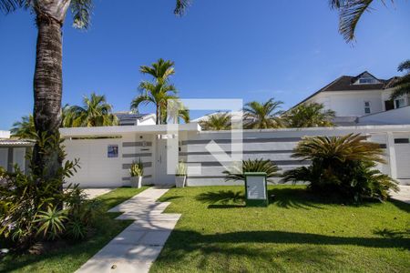 Casa de condomínio à venda com 660m², 4 quartos e 2 vagas Casa de condomínio à venda com 660m², 4 quartos e 2 vagasFachada
