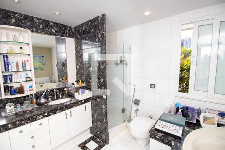 Casa de condomínio à venda com 660m², 4 quartos e 2 vagas Casa de condomínio à venda com 660m², 4 quartos e 2 vagasBanheiro quarto 1