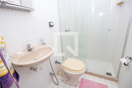 Casa de condomínio à venda com 660m², 4 quartos e 2 vagas Casa de condomínio à venda com 660m², 4 quartos e 2 vagasBanheiro de serviço