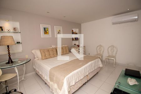 Casa de condomínio à venda com 660m², 4 quartos e 2 vagas Casa de condomínio à venda com 660m², 4 quartos e 2 vagasQuarto 1