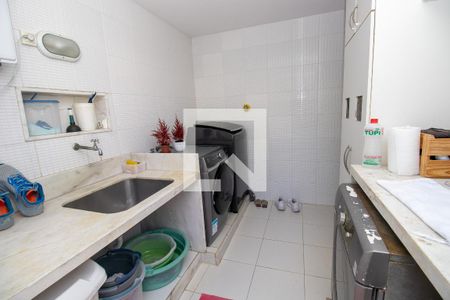 Casa de condomínio à venda com 660m², 4 quartos e 2 vagas Casa de condomínio à venda com 660m², 4 quartos e 2 vagasÁrea de Serviço