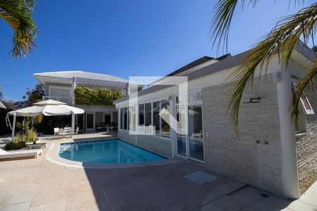 Casa de condomínio à venda com 660m², 4 quartos e 2 vagas Casa de condomínio à venda com 660m², 4 quartos e 2 vagasFachada