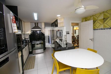 Casa de condomínio à venda com 660m², 4 quartos e 2 vagas Casa de condomínio à venda com 660m², 4 quartos e 2 vagasCozinha