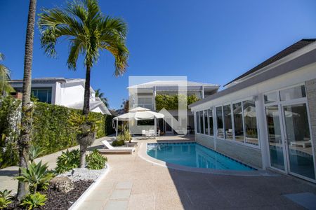 Casa de condomínio à venda com 660m², 4 quartos e 2 vagas Casa de condomínio à venda com 660m², 4 quartos e 2 vagasFachada