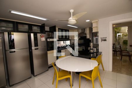 Casa de condomínio à venda com 660m², 4 quartos e 2 vagas Casa de condomínio à venda com 660m², 4 quartos e 2 vagasCozinha