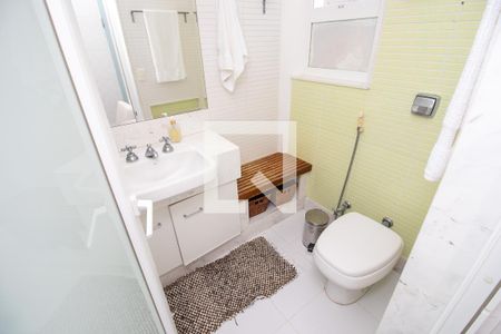 Casa de condomínio à venda com 660m², 4 quartos e 2 vagas Casa de condomínio à venda com 660m², 4 quartos e 2 vagasBanheiro