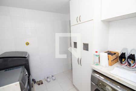 Casa de condomínio à venda com 660m², 4 quartos e 2 vagas Casa de condomínio à venda com 660m², 4 quartos e 2 vagasÁrea de Serviço