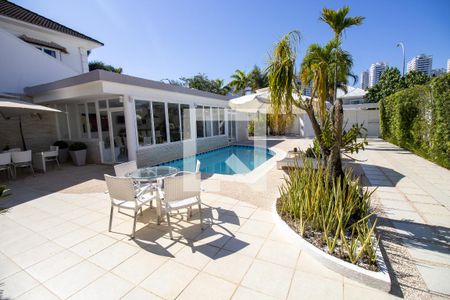 Casa de condomínio à venda com 660m², 4 quartos e 2 vagas Casa de condomínio à venda com 660m², 4 quartos e 2 vagasÁrea comum