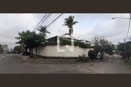 Casa à venda com 318m², 4 quartos e 4 vagas Casa à venda com 318m², 4 quartos e 4 vagasFachada