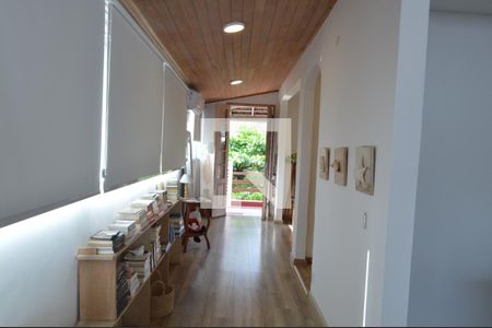 Casa à venda com 318m², 4 quartos e 4 vagasCorredor