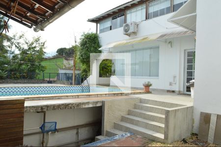 Casa à venda com 318m², 4 quartos e 4 vagasFachada