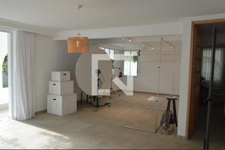 Casa à venda com 318m², 4 quartos e 4 vagasCasa 2