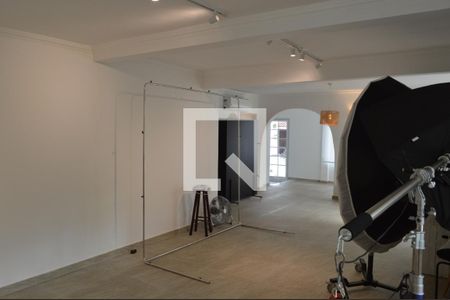 Casa à venda com 318m², 4 quartos e 4 vagasCasa 2