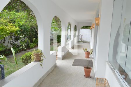 Casa à venda com 318m², 4 quartos e 4 vagasCasa 2