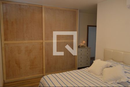 Casa à venda com 318m², 4 quartos e 4 vagasSuíte 1