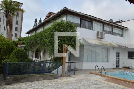 Casa à venda com 318m², 4 quartos e 4 vagasFachada