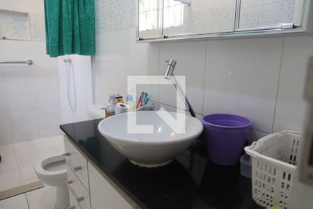 Casa à venda com 140m², 4 quartos e 2 vagasBanheiro da Suíte