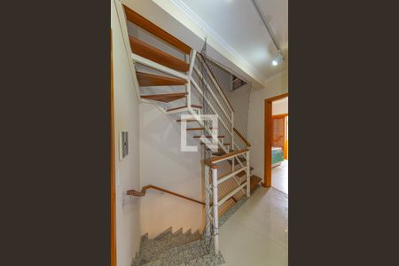 Casa à venda com 180m², 3 quartos e 2 vagas Casa à venda com 180m², 3 quartos e 2 vagasEscada