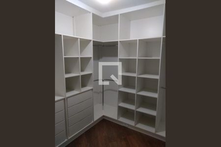 Casa à venda com 240m², 3 quartos e 2 vagas Casa à venda com 240m², 3 quartos e 2 vagasCloset