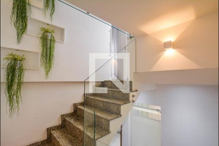 Casa de condomínio à venda com 140m², 3 quartos e 3 vagas Casa de condomínio à venda com 140m², 3 quartos e 3 vagasEscada