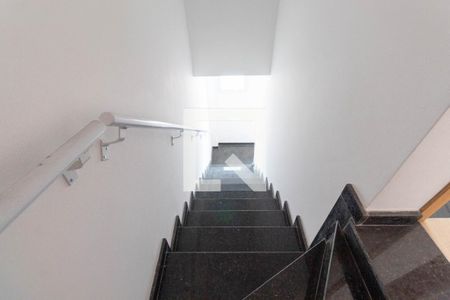 Casa de condomínio à venda com 118m², 2 quartos e 2 vagas Casa de condomínio à venda com 118m², 2 quartos e 2 vagasEscada