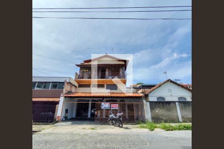 Casa à venda com 300m², 4 quartos e 3 vagas Casa à venda com 300m², 4 quartos e 3 vagasFachada