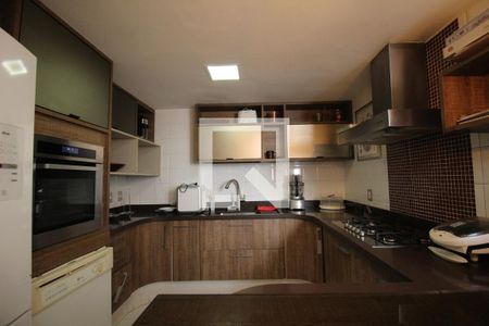 Apartamento à venda com 215m², 4 quartos e 2 vagas Apartamento à venda com 215m², 4 quartos e 2 vagasDetalhe da cozinha