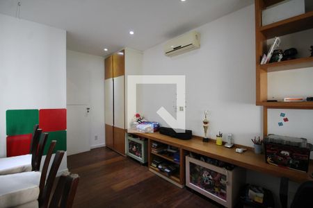 Apartamento à venda com 215m², 4 quartos e 2 vagas Apartamento à venda com 215m², 4 quartos e 2 vagasDetalhe do quarto 2