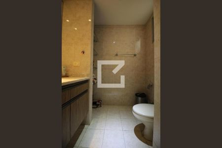 Apartamento à venda com 215m², 4 quartos e 2 vagas Apartamento à venda com 215m², 4 quartos e 2 vagasDetalhe do banheiro social