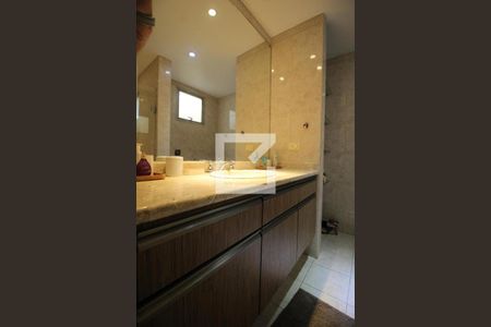Apartamento à venda com 215m², 4 quartos e 2 vagas Apartamento à venda com 215m², 4 quartos e 2 vagasDetalhe do banheiro social