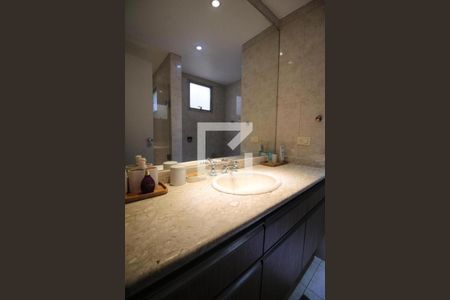 Apartamento à venda com 215m², 4 quartos e 2 vagas Apartamento à venda com 215m², 4 quartos e 2 vagasBanheiro social