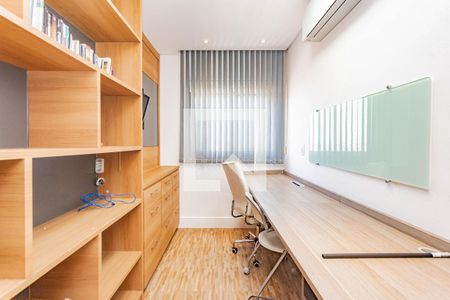 Apartamento à venda com 222m², 3 quartos e 4 vagas Apartamento à venda com 222m², 3 quartos e 4 vagasEscritório