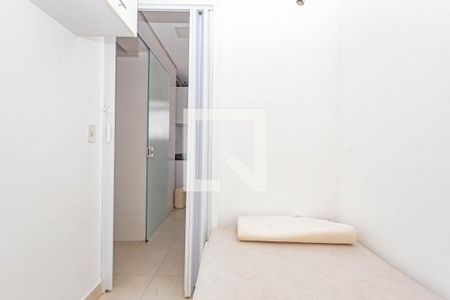 Apartamento à venda com 222m², 3 quartos e 4 vagas Apartamento à venda com 222m², 3 quartos e 4 vagasQuarto de Serviço