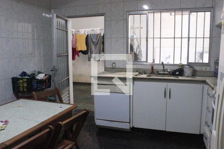 Casa à venda com 350m², 4 quartos e 6 vagasCozinha da edícula