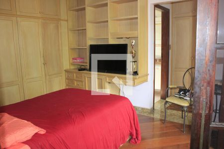 Casa à venda com 350m², 4 quartos e 6 vagasSuíte