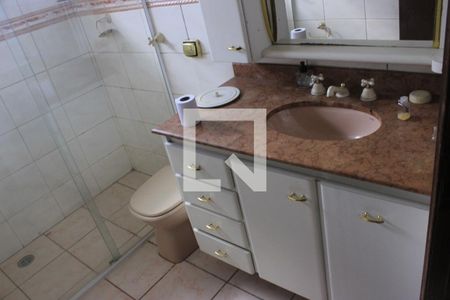 Casa à venda com 350m², 4 quartos e 6 vagasBanheiro da Suíte