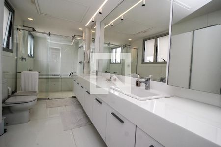 Apartamento à venda com 296m², 4 quartos e 4 vagasBanheiro da Suíte 4