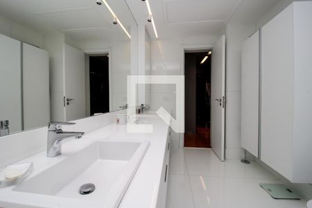 Apartamento à venda com 296m², 4 quartos e 4 vagasBanheiro da Suíte 4