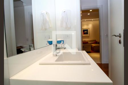 Apartamento à venda com 296m², 4 quartos e 4 vagasBanheiro da Suíte 1