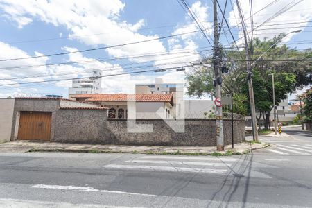 Casa à venda com 200m², 4 quartos e 2 vagas Casa à venda com 200m², 4 quartos e 2 vagasFachada