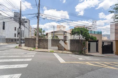 Casa à venda com 200m², 4 quartos e 2 vagas Casa à venda com 200m², 4 quartos e 2 vagasFachada