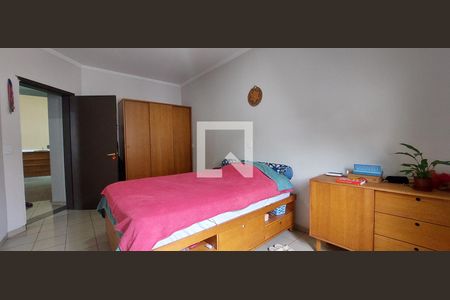 Casa à venda com 480m², 5 quartos e 8 vagas Casa à venda com 480m², 5 quartos e 8 vagasQuarto 3 suíte